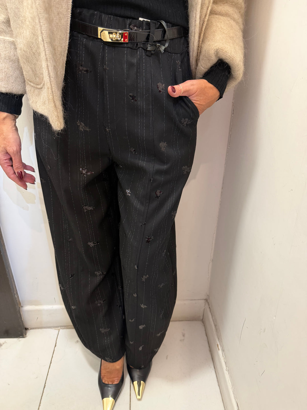 Pantalone jogger gessato con applicazioni gioiello Emisphere