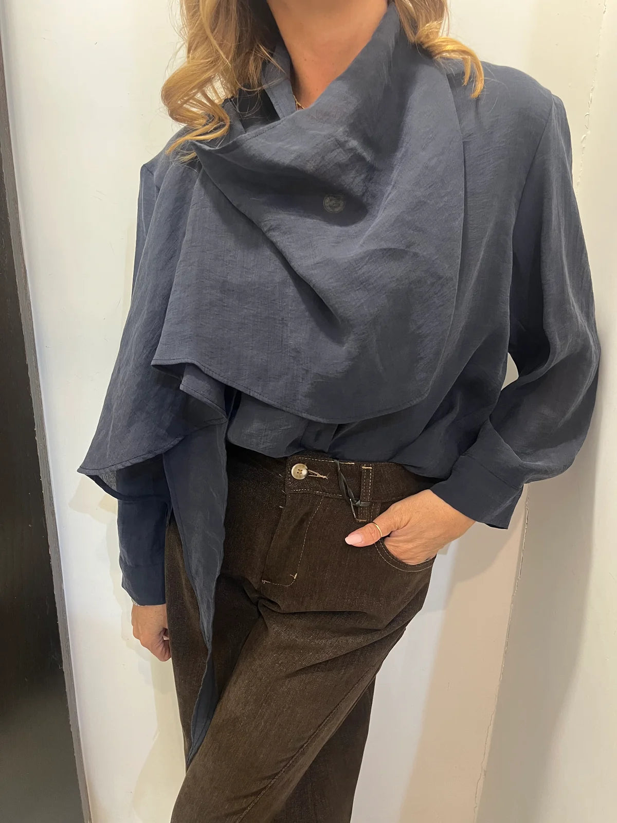Camicia con scollo a cascata e drappeggio Emisphere
