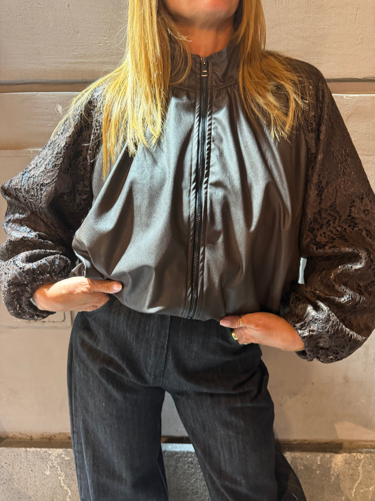 Bomber in ecopelle con inserti in pizzo Emisphere