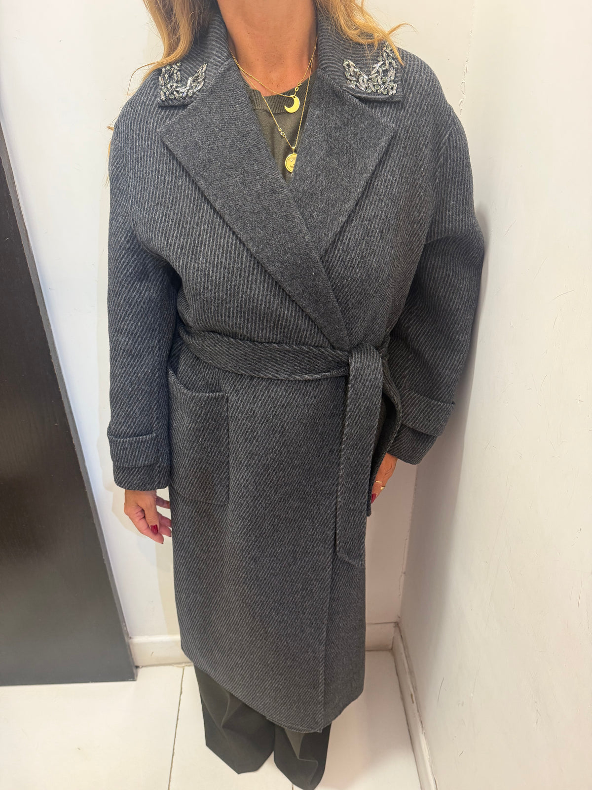 Cappotto con applicazioni gioiello sul collo Icona