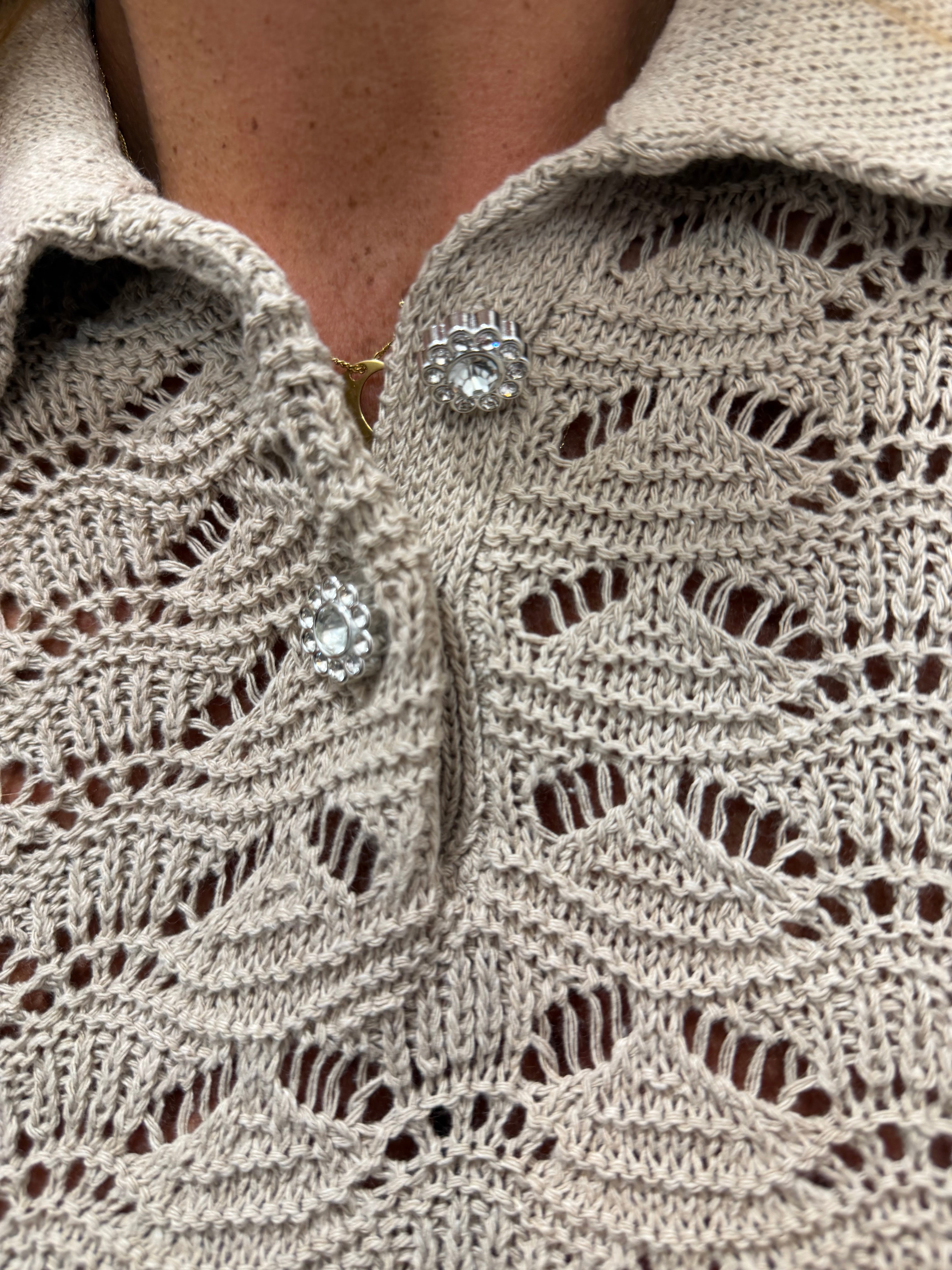 Polo in crochet con bottoni gioiello Emisphere