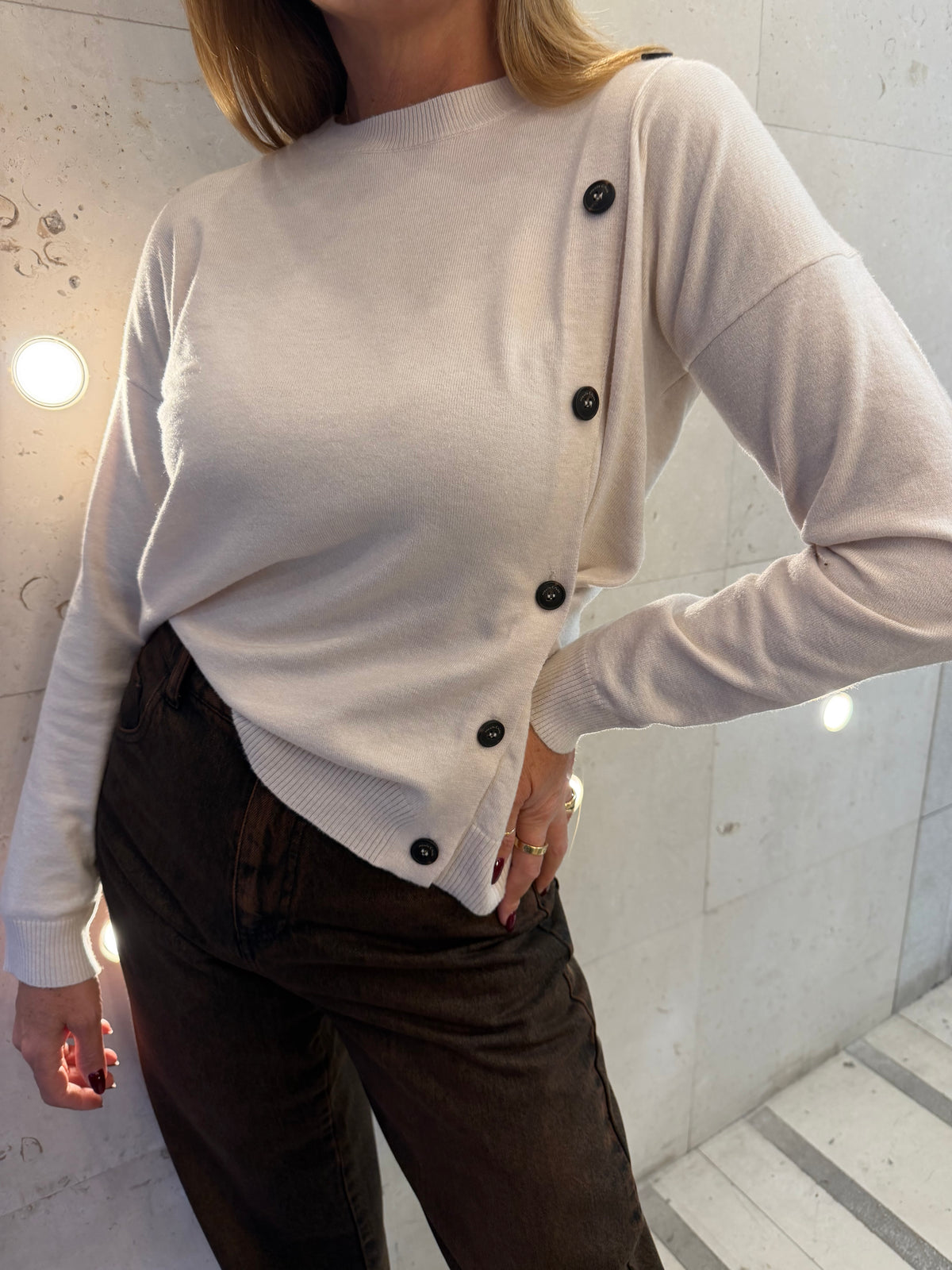 Maglia girocollo con bottoni laterali Manila Grace