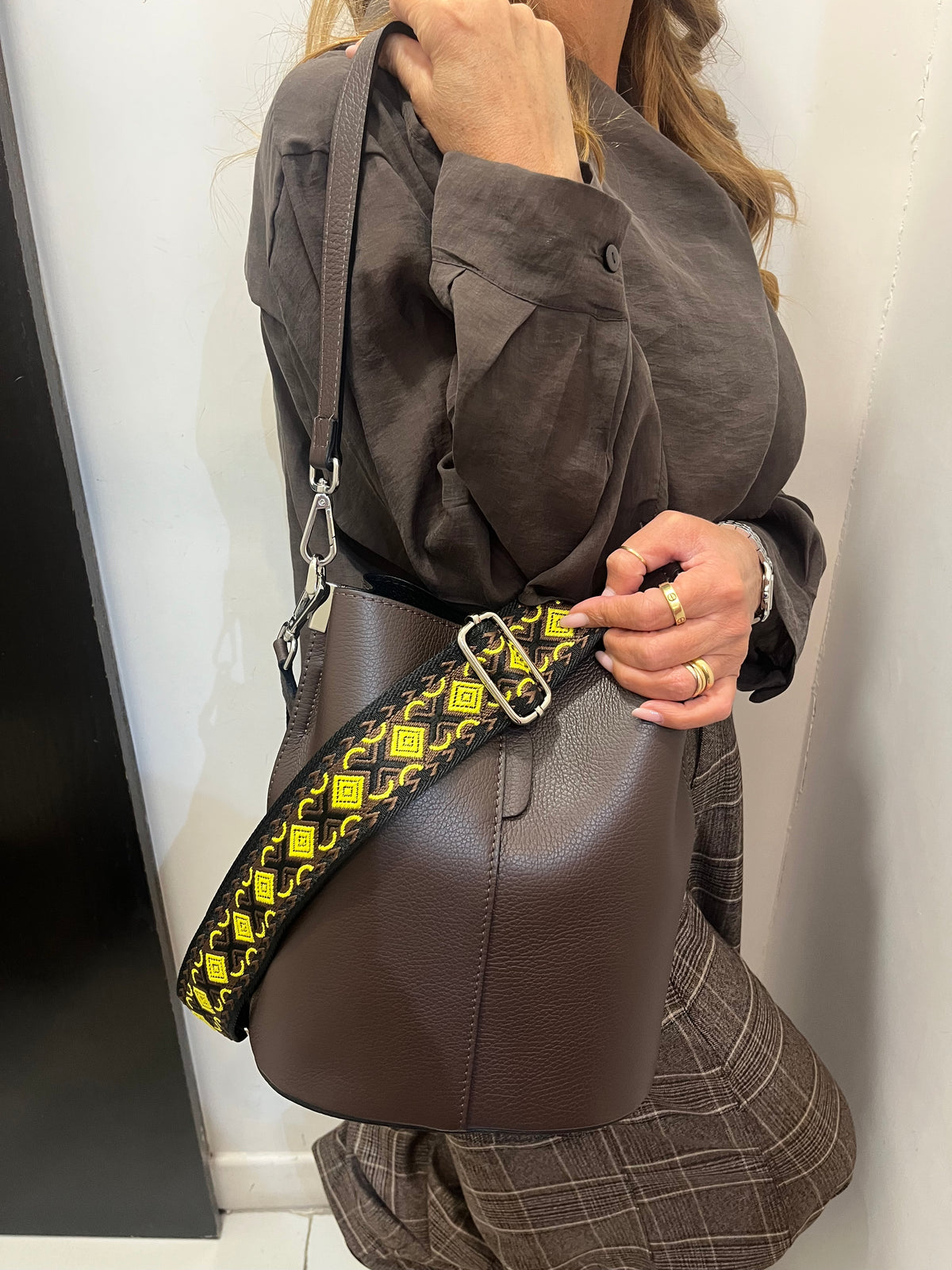 Borsa secchiello in pelle con tracolla