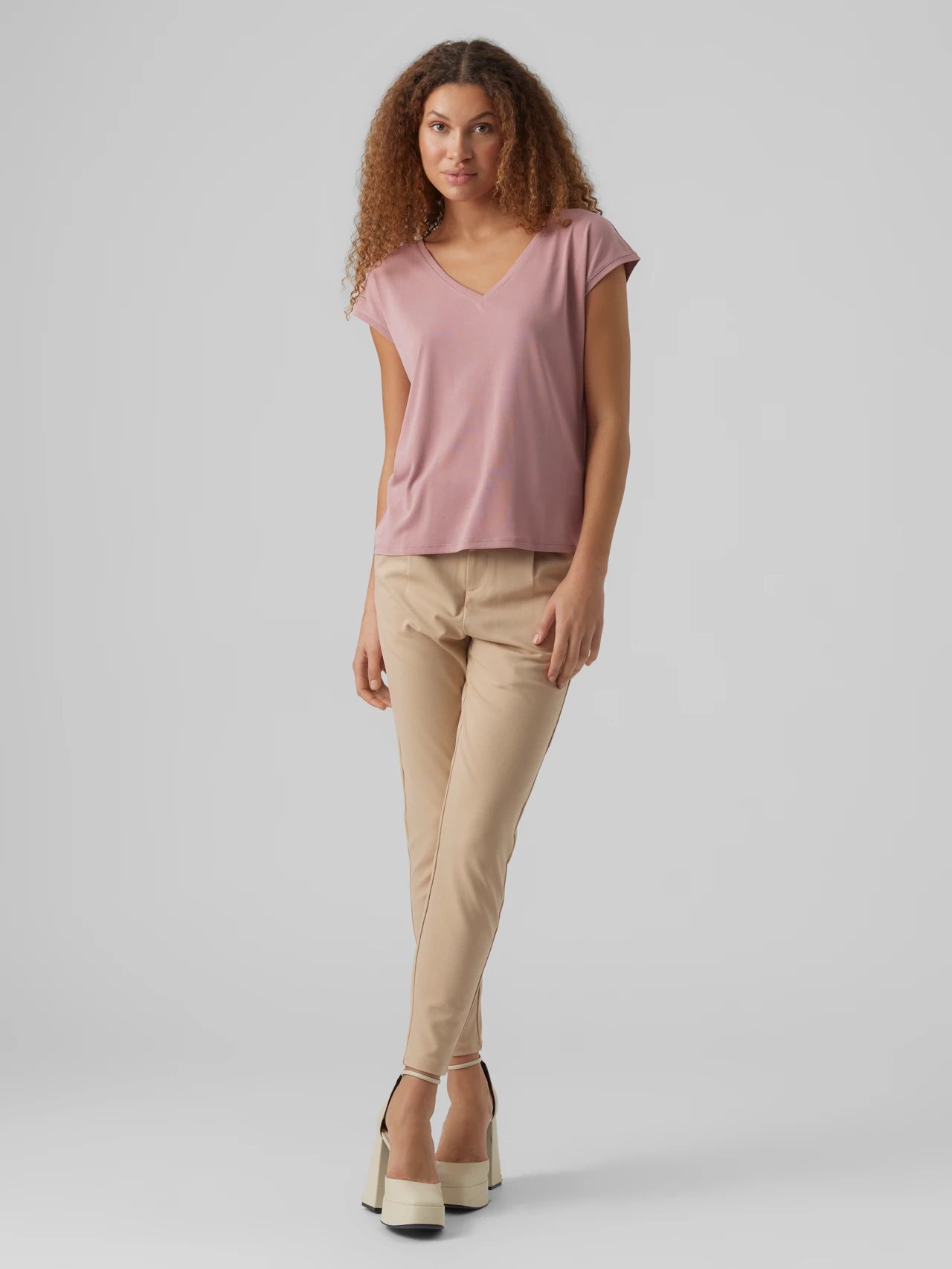 T-shirt scollo a V in modal Vero Moda