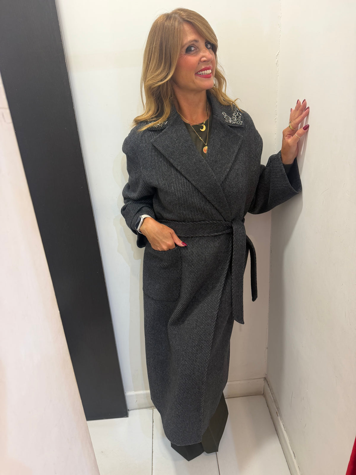 Cappotto con applicazioni gioiello sul collo Icona