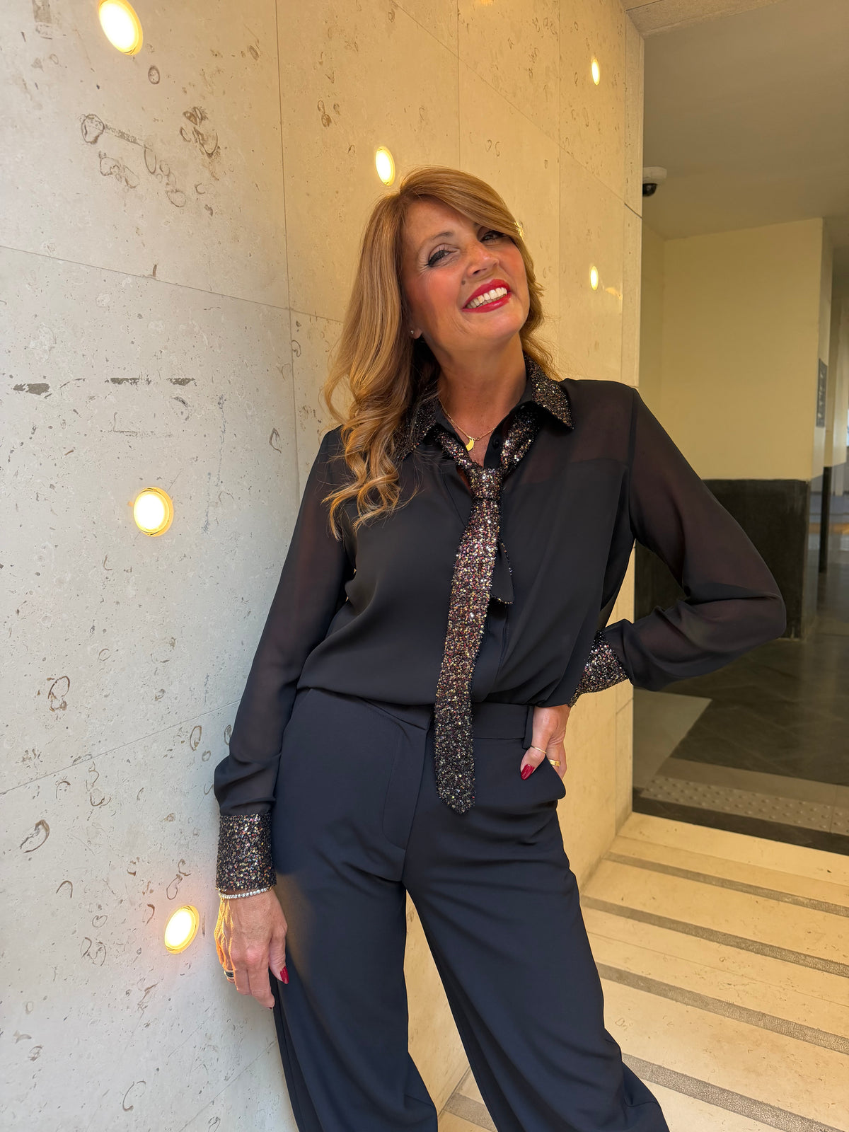 Camicia con collo e cravatta in pailletes Hanita