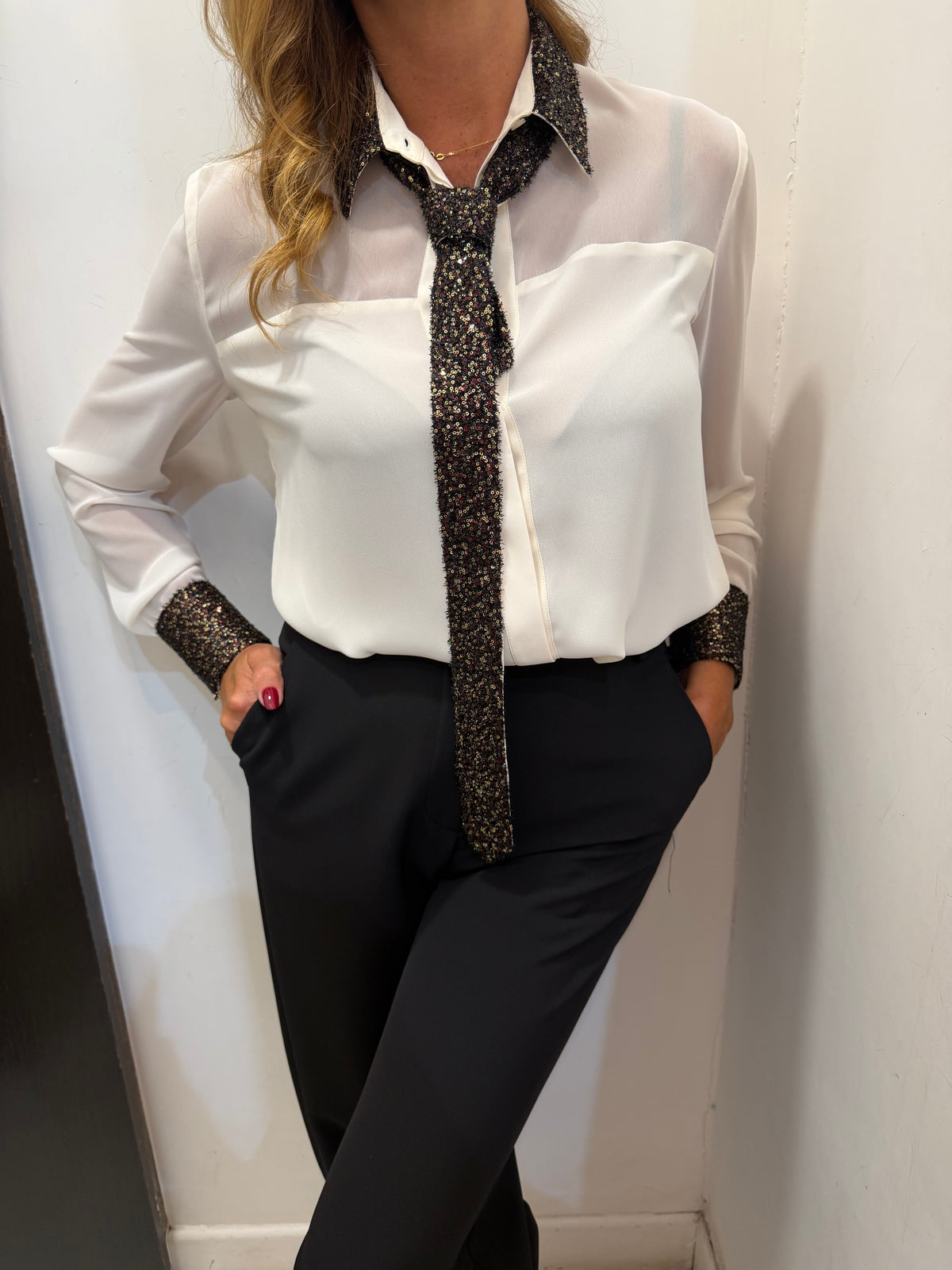 Camicia con collo e cravatta in pailletes Hanita