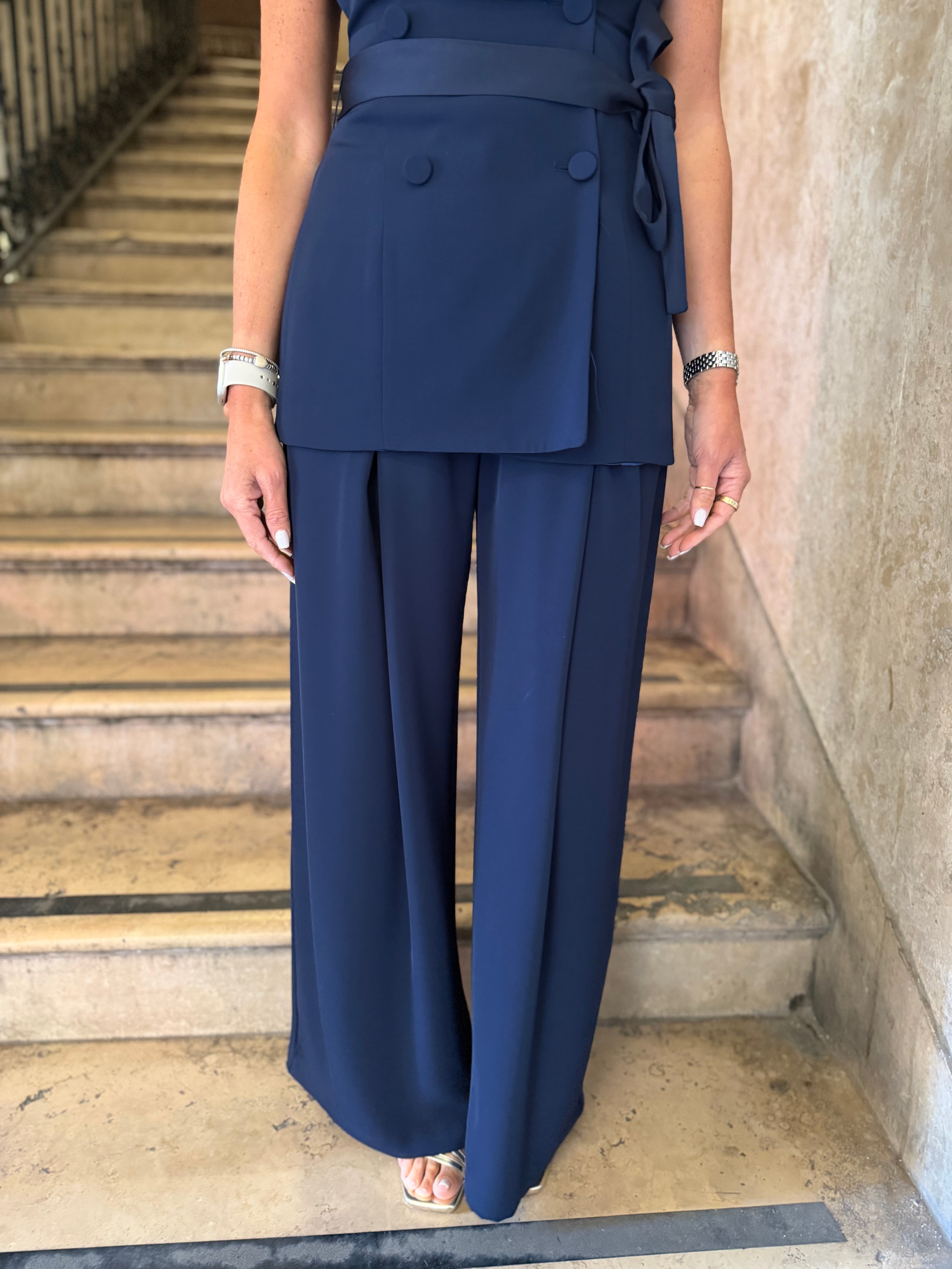 Completo con gilet scollo all’americana e pantalone fluido Imperial