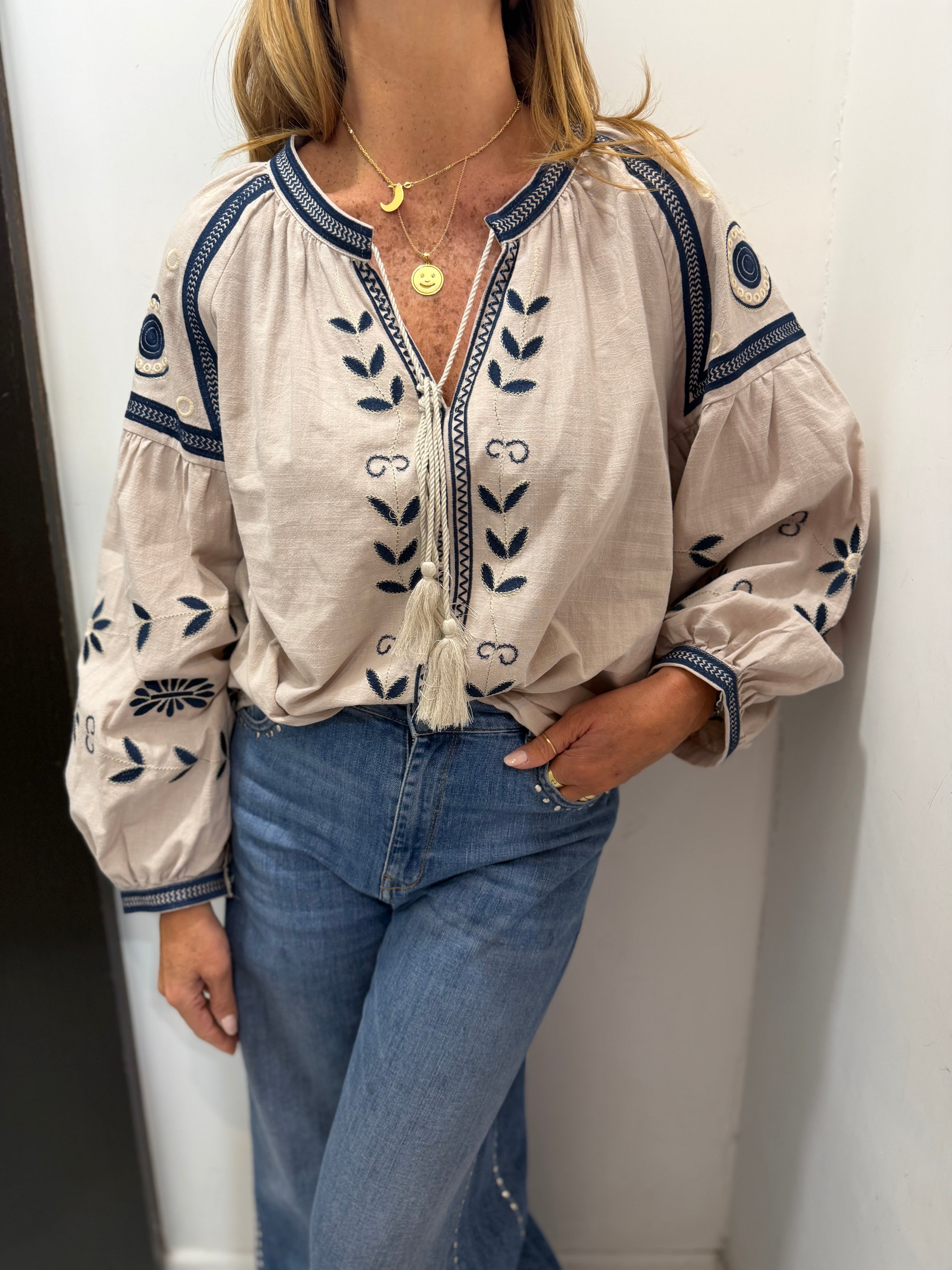 Blusa con nappine e ricami Emisphere
