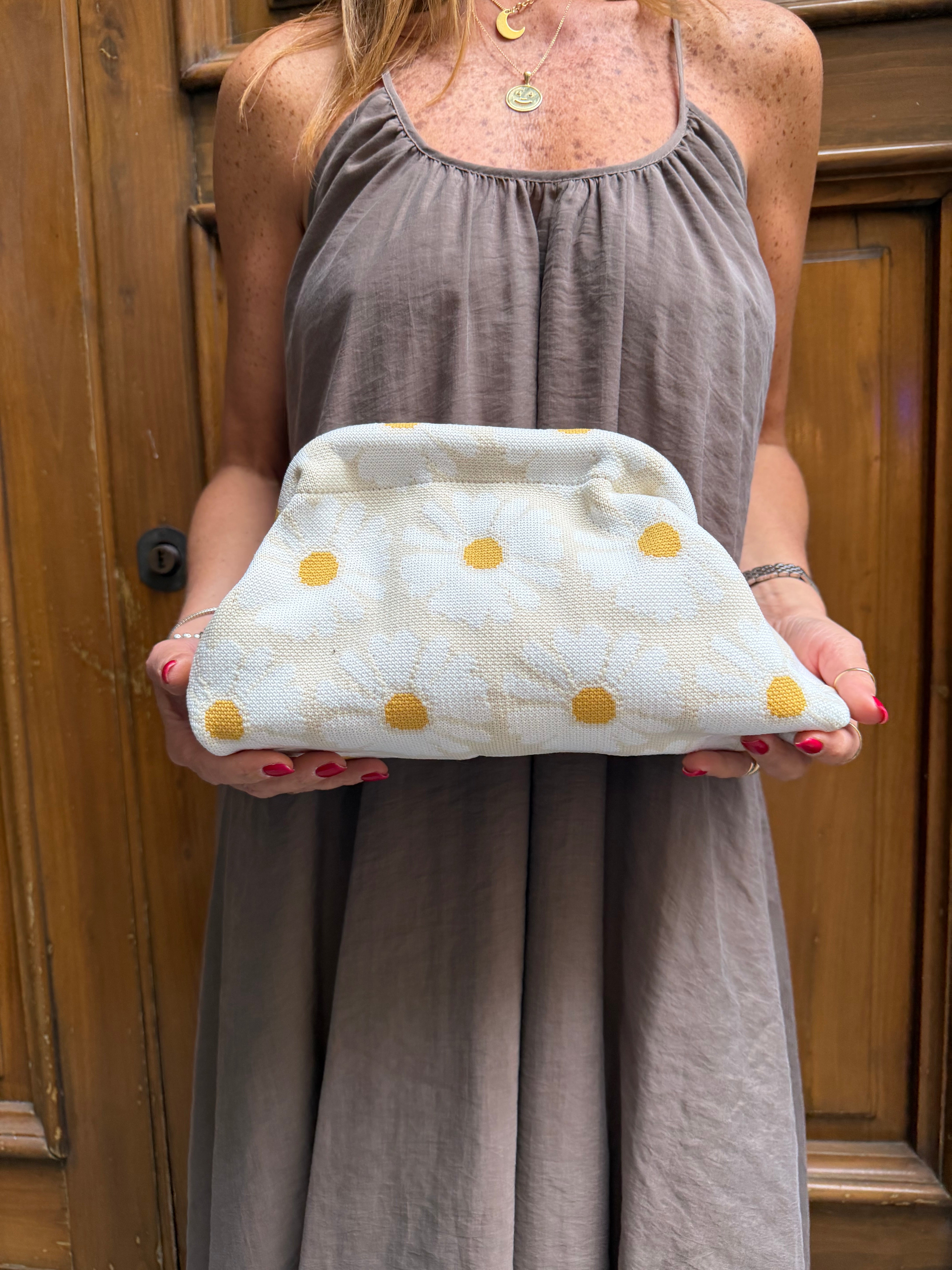 Clutch con margherite in tessuto Emisphere