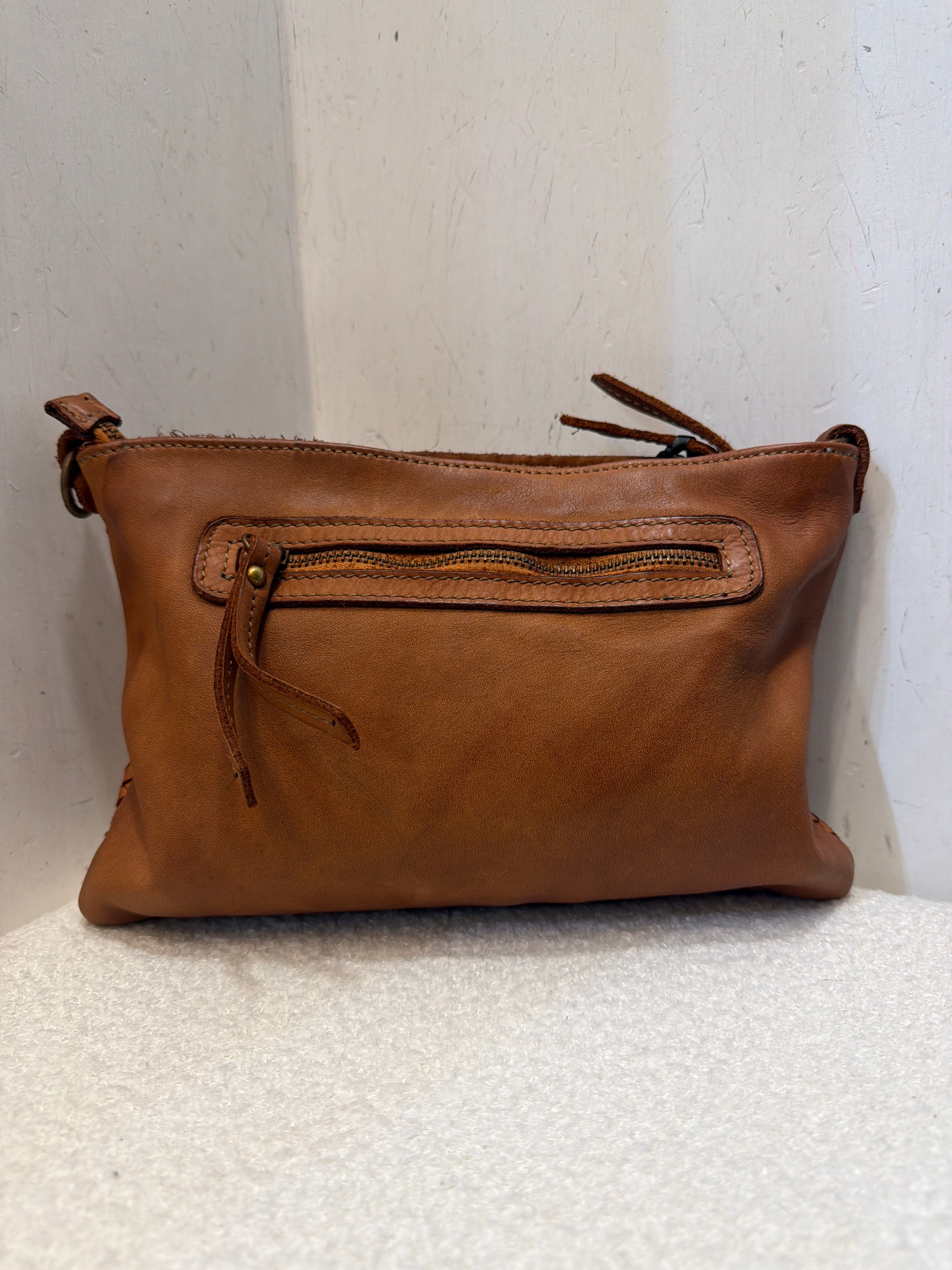 Pochette intrecciata con taschino in pelle Emisphere