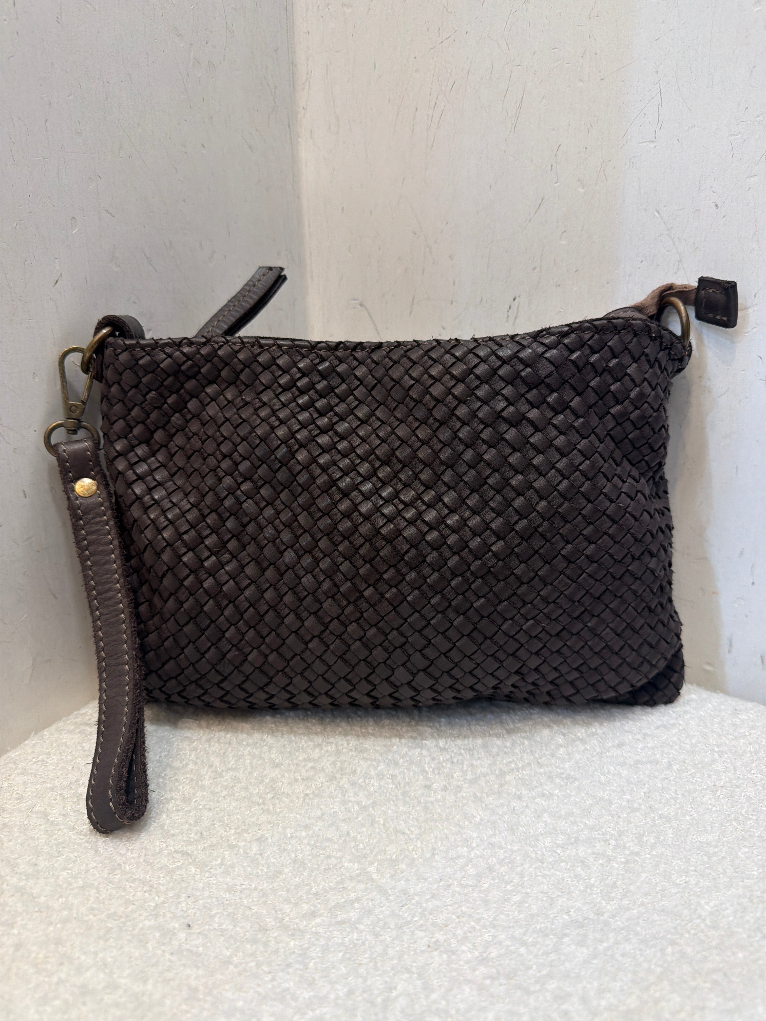 Pochette intrecciata con taschino in pelle Emisphere