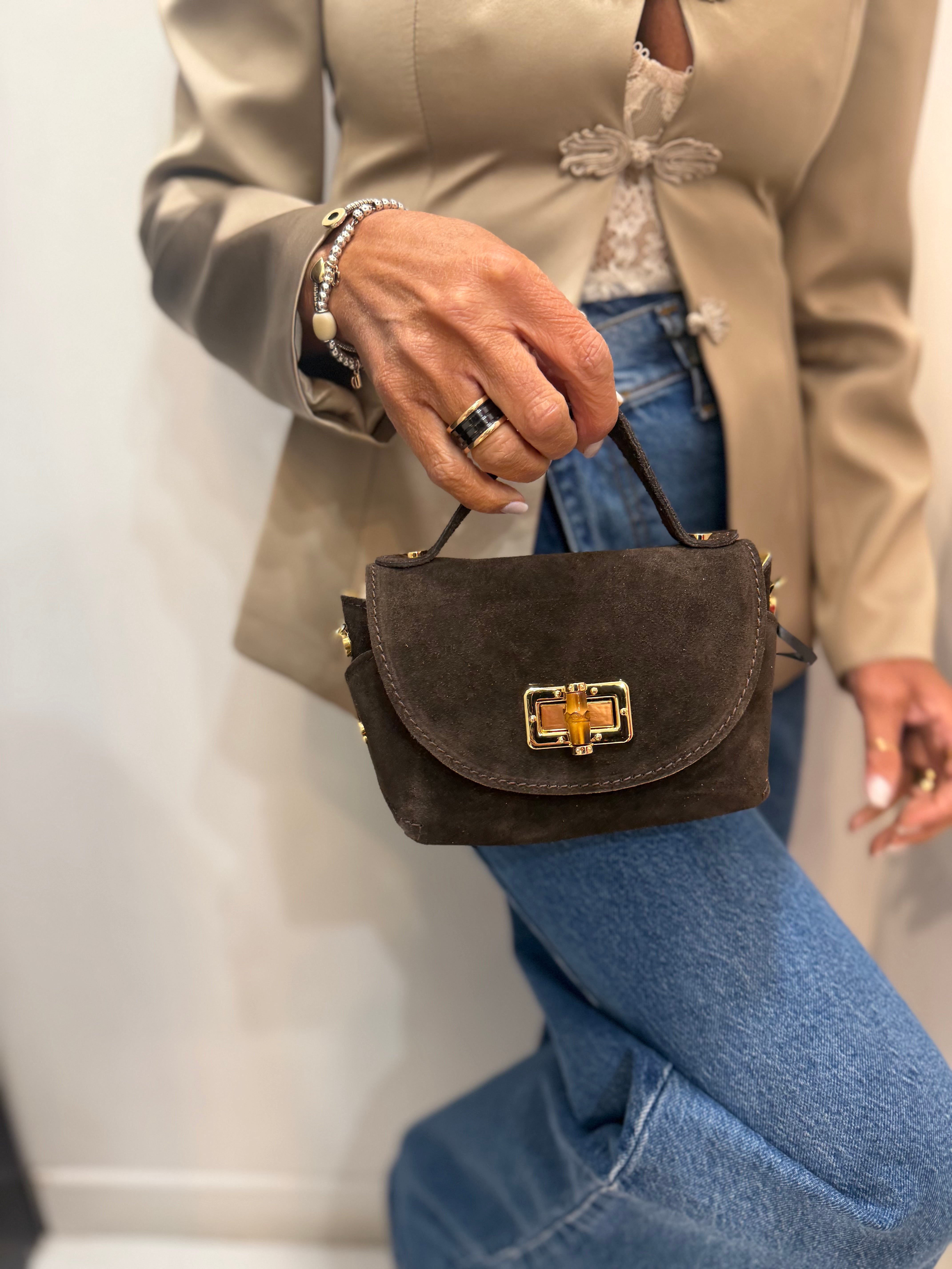 Pochette con patta in suede Emishere