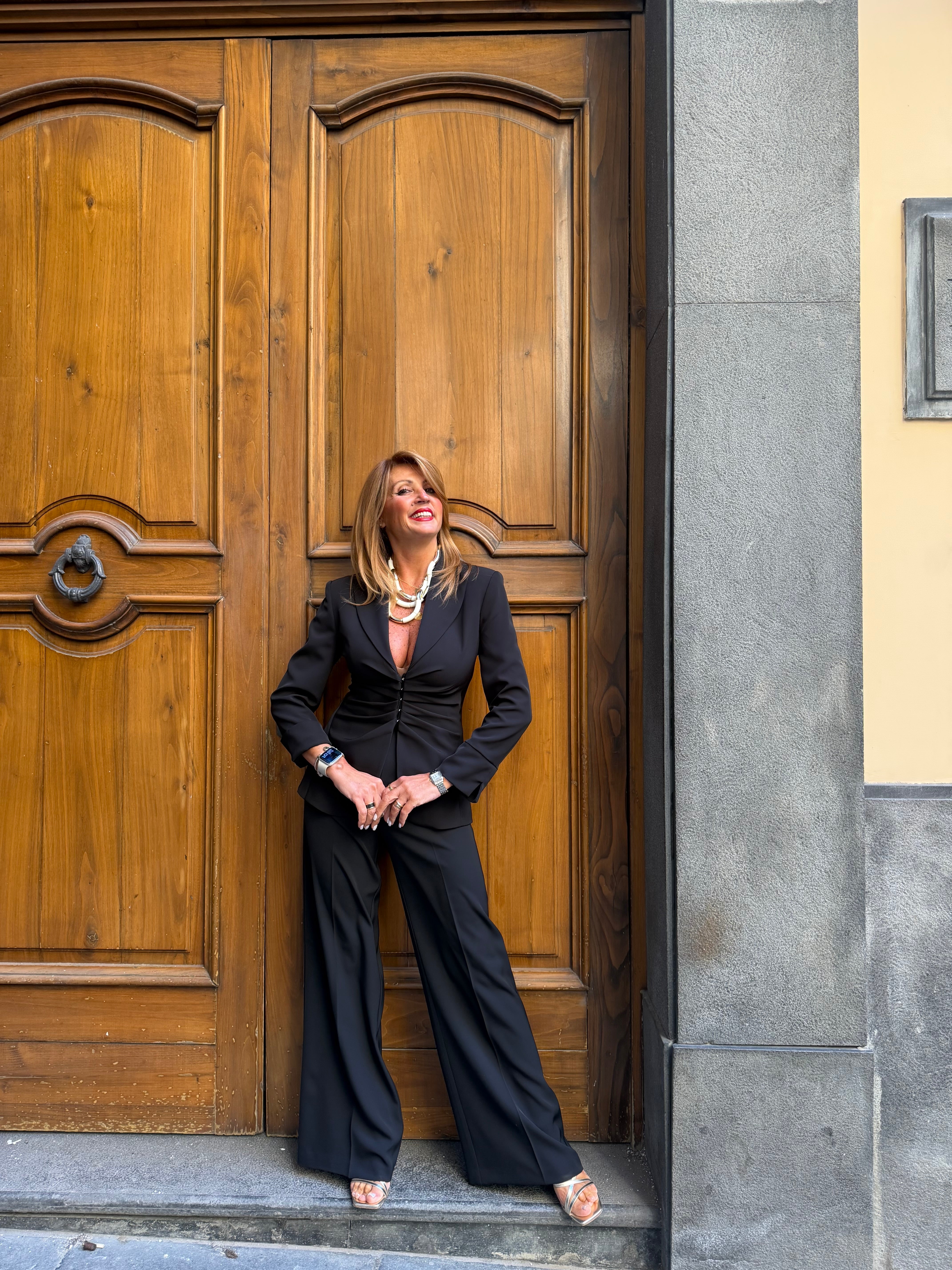 Completo con abbottonatura frontale e spalle strutturate e pantalone con trasparenze Imperial