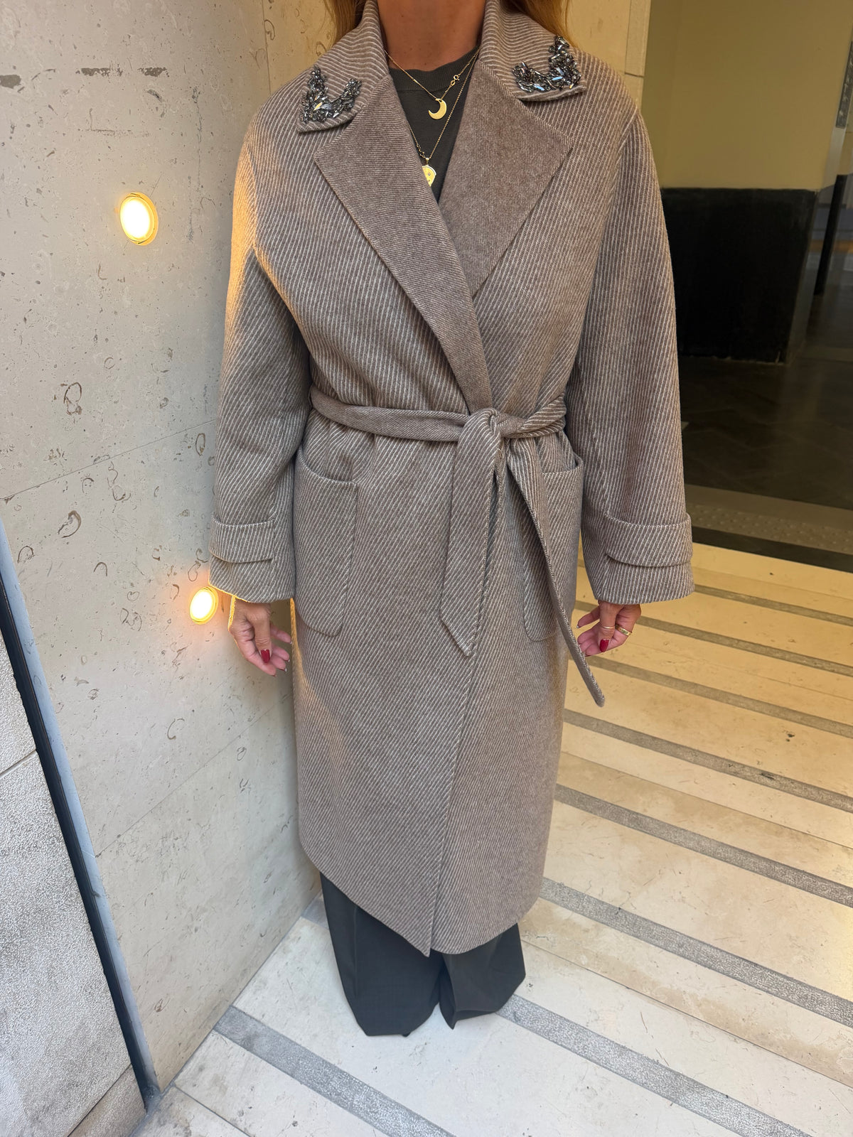 Cappotto con applicazioni gioiello sul collo Icona