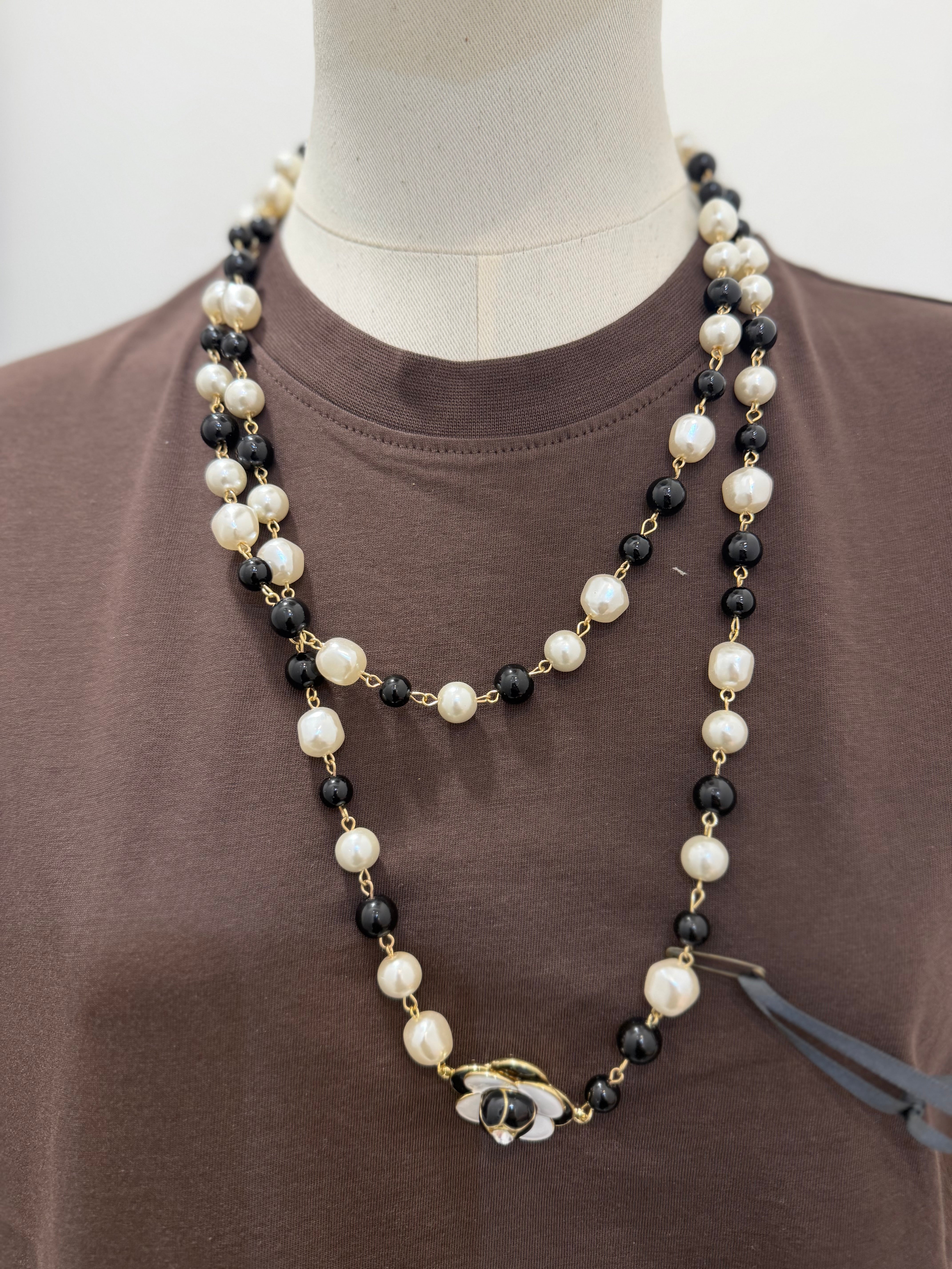 Collana con camelia Emisphere