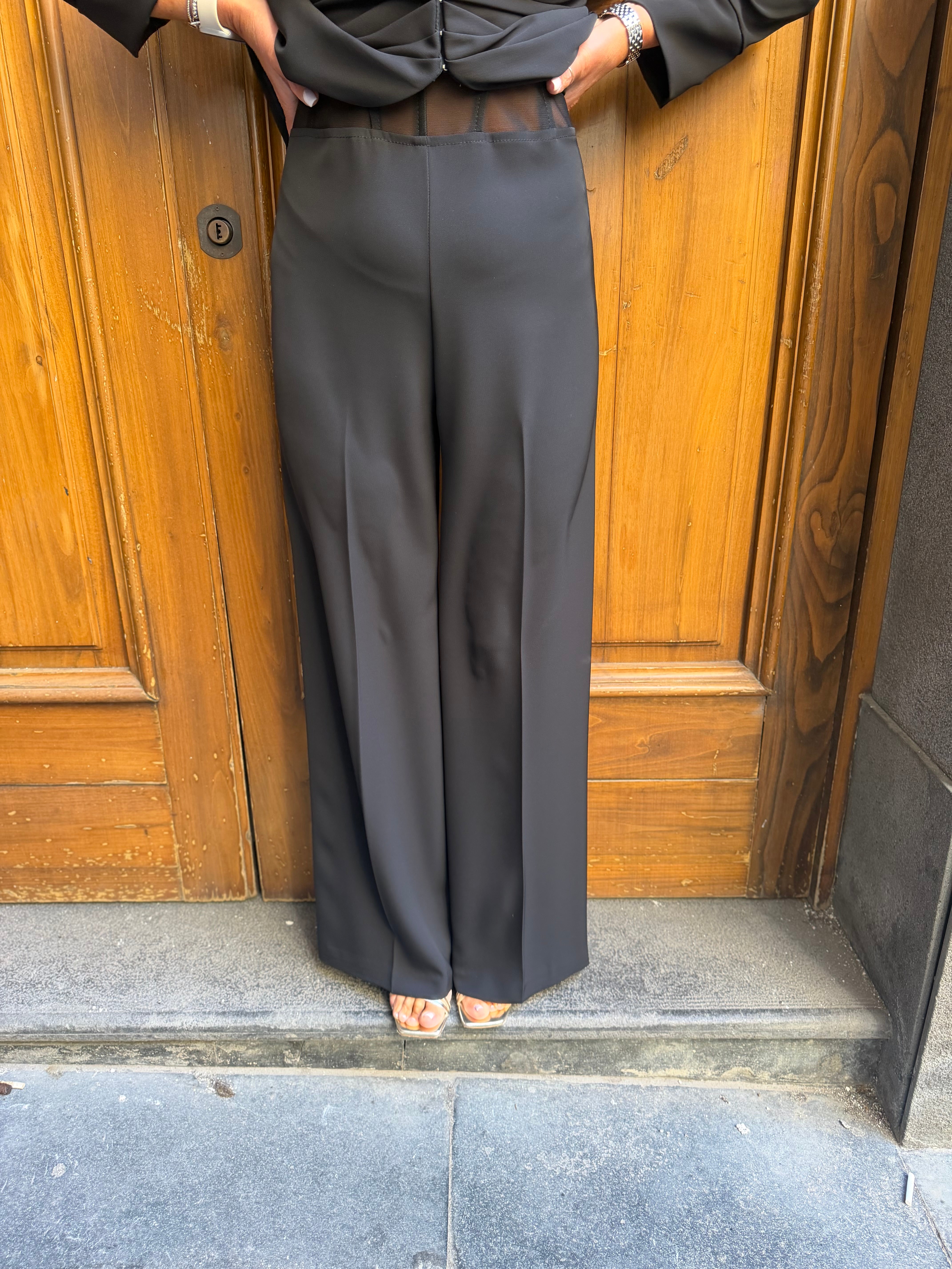 Completo con abbottonatura frontale e spalle strutturate e pantalone con trasparenze Imperial