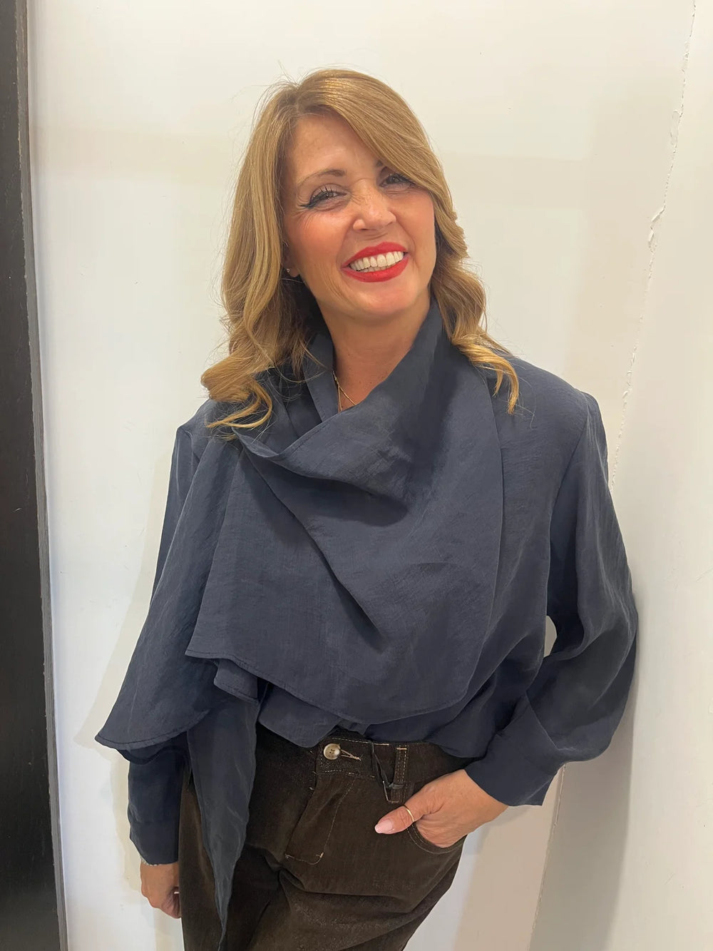 Camicia con scollo a cascata e drappeggio Emisphere