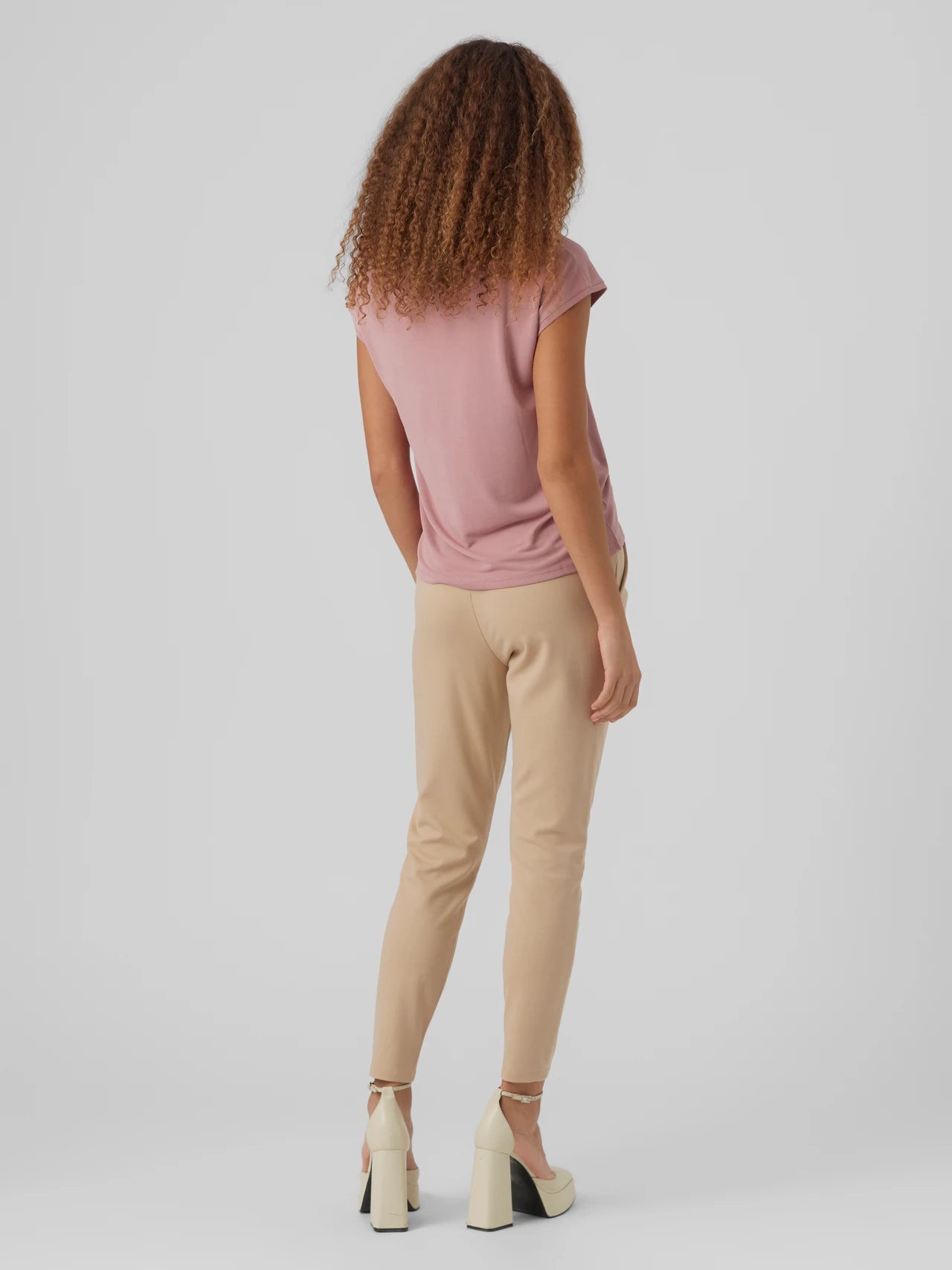 T-shirt scollo a V in modal Vero Moda