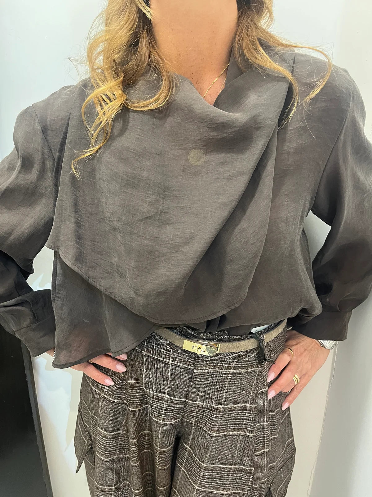 Camicia con scollo a cascata e drappeggio Emisphere