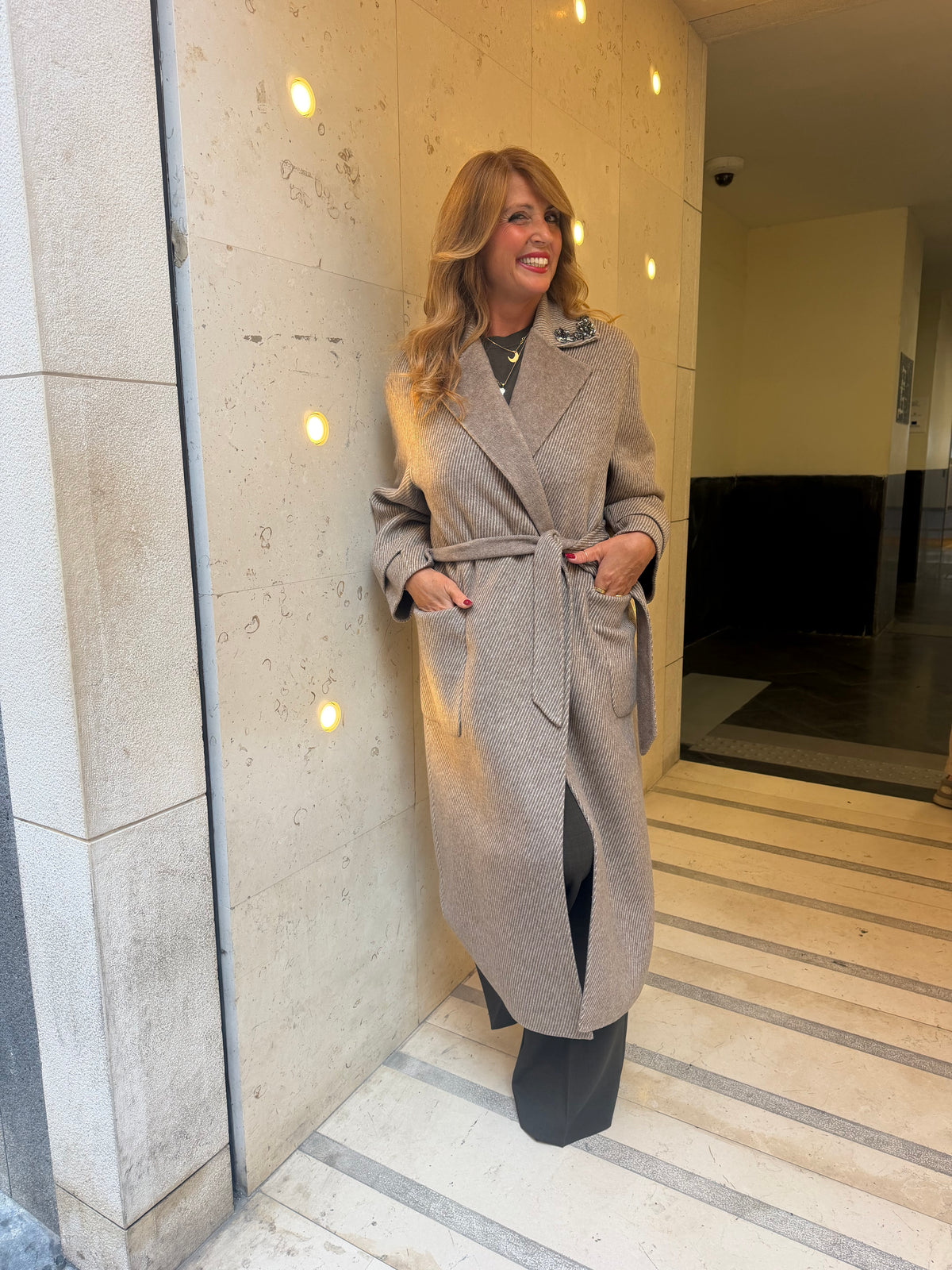 Cappotto con applicazioni gioiello sul collo Icona