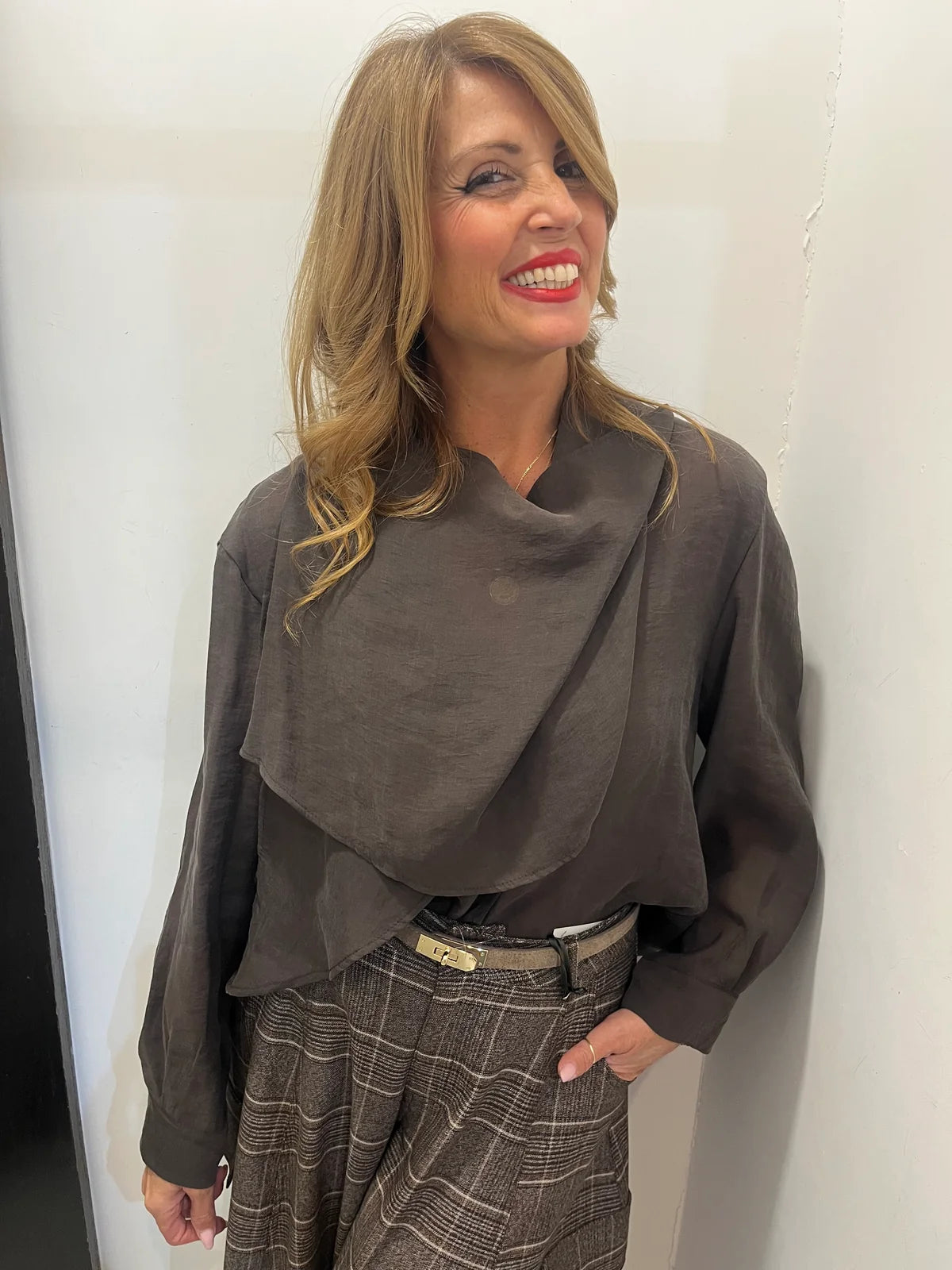 Camicia con scollo a cascata e drappeggio Emisphere