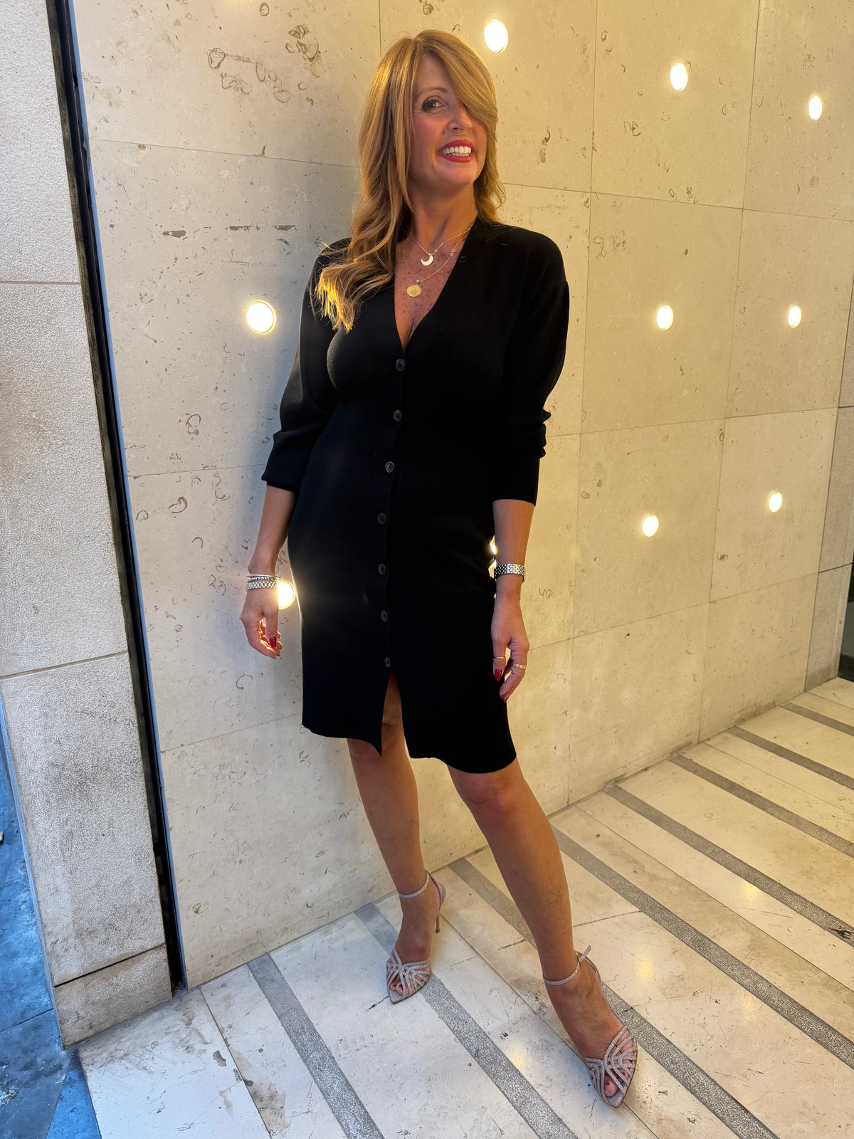Abito midi in maglia con bottoni e maniche a sbuffo Kaos Collection