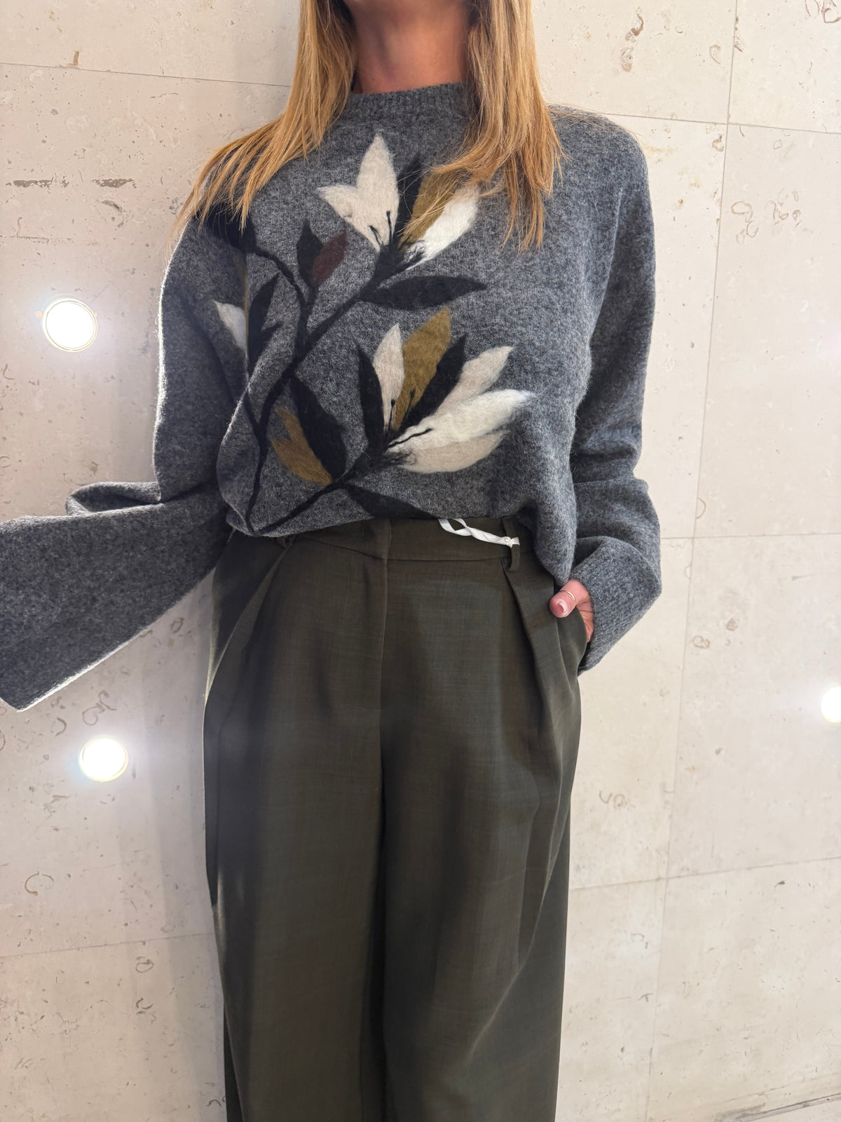 Maglia con fiore applicato Icona