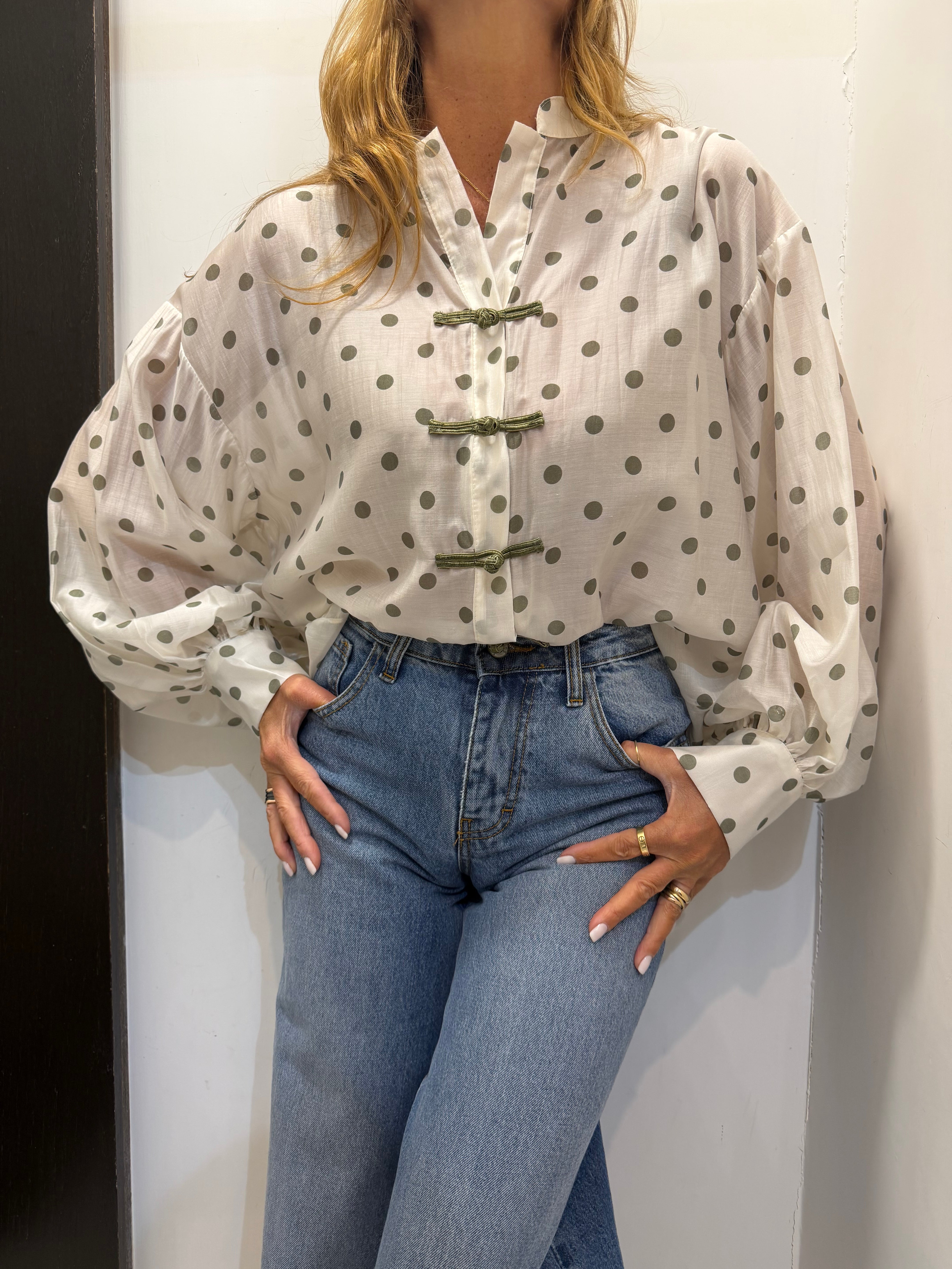Camicia con alamari collo alla coreana e fantasia a pois Emisphere