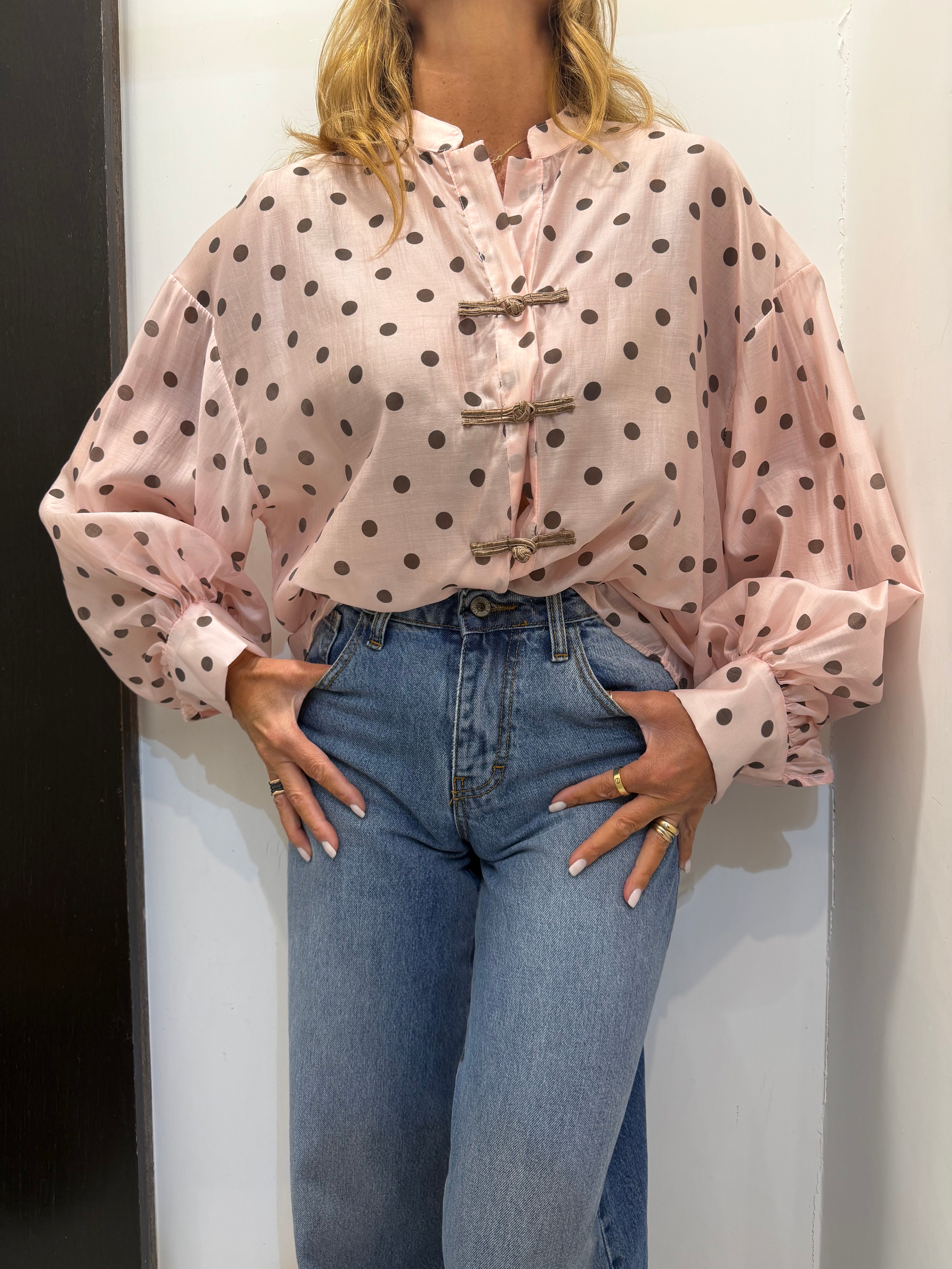 Camicia con alamari collo alla coreana e fantasia a pois Emisphere