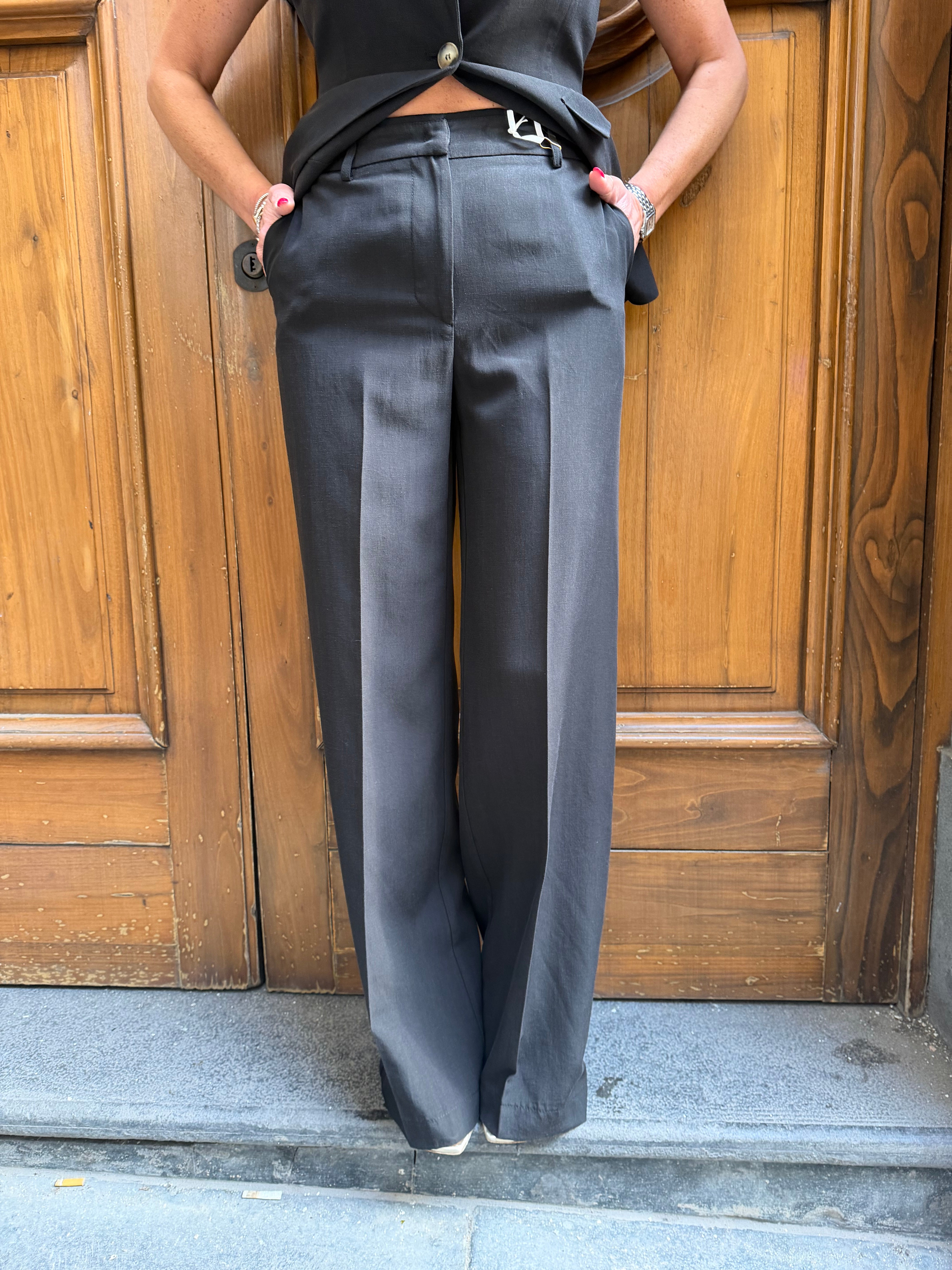 Completo con gilet con fiocco sul retro e spalline con pantalone palazzo Angela Davis