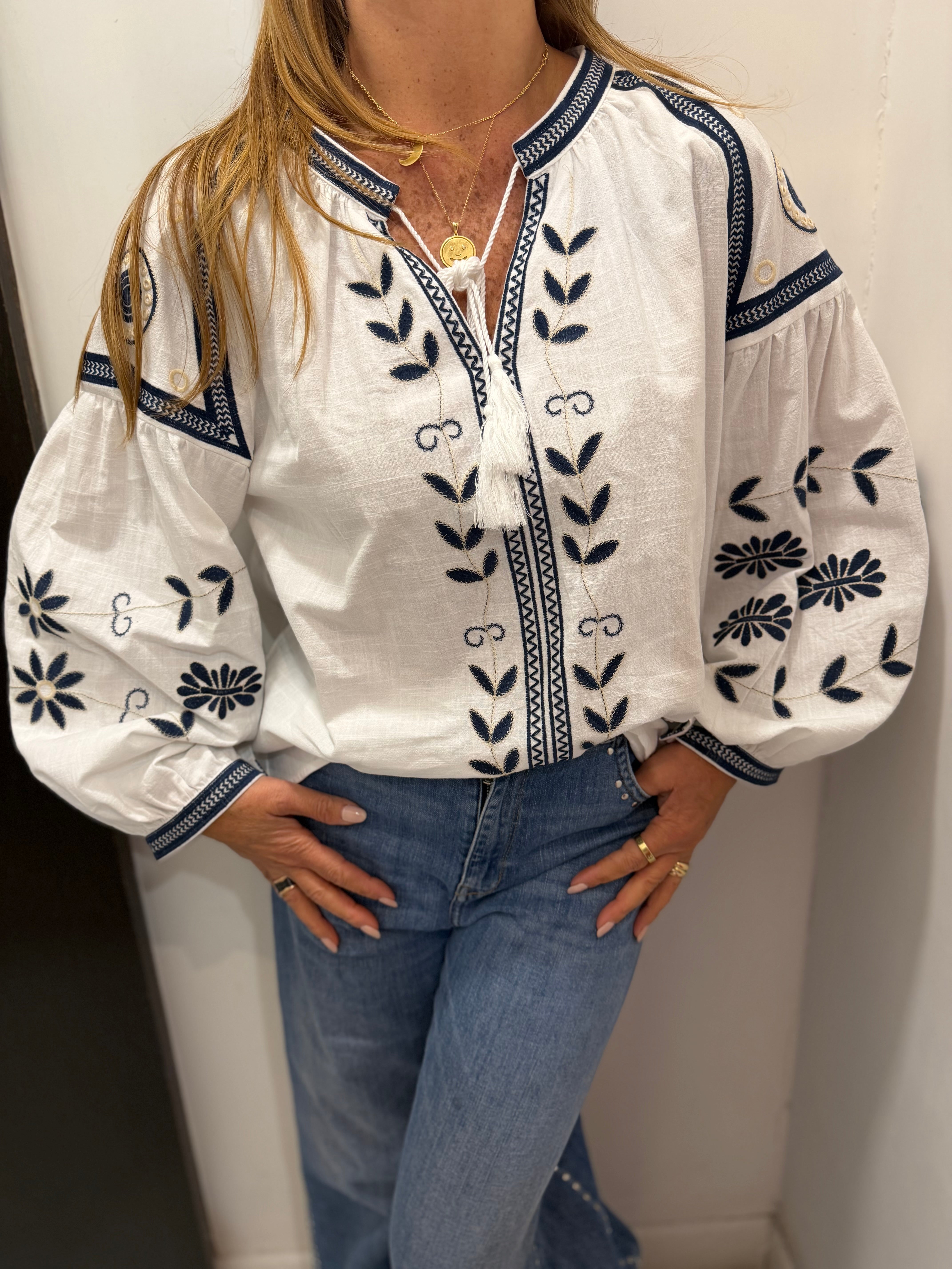 Blusa con nappine e ricami Emisphere