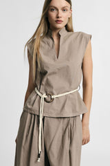 Camicia smanicata con cintura a corda e scollo a v Please