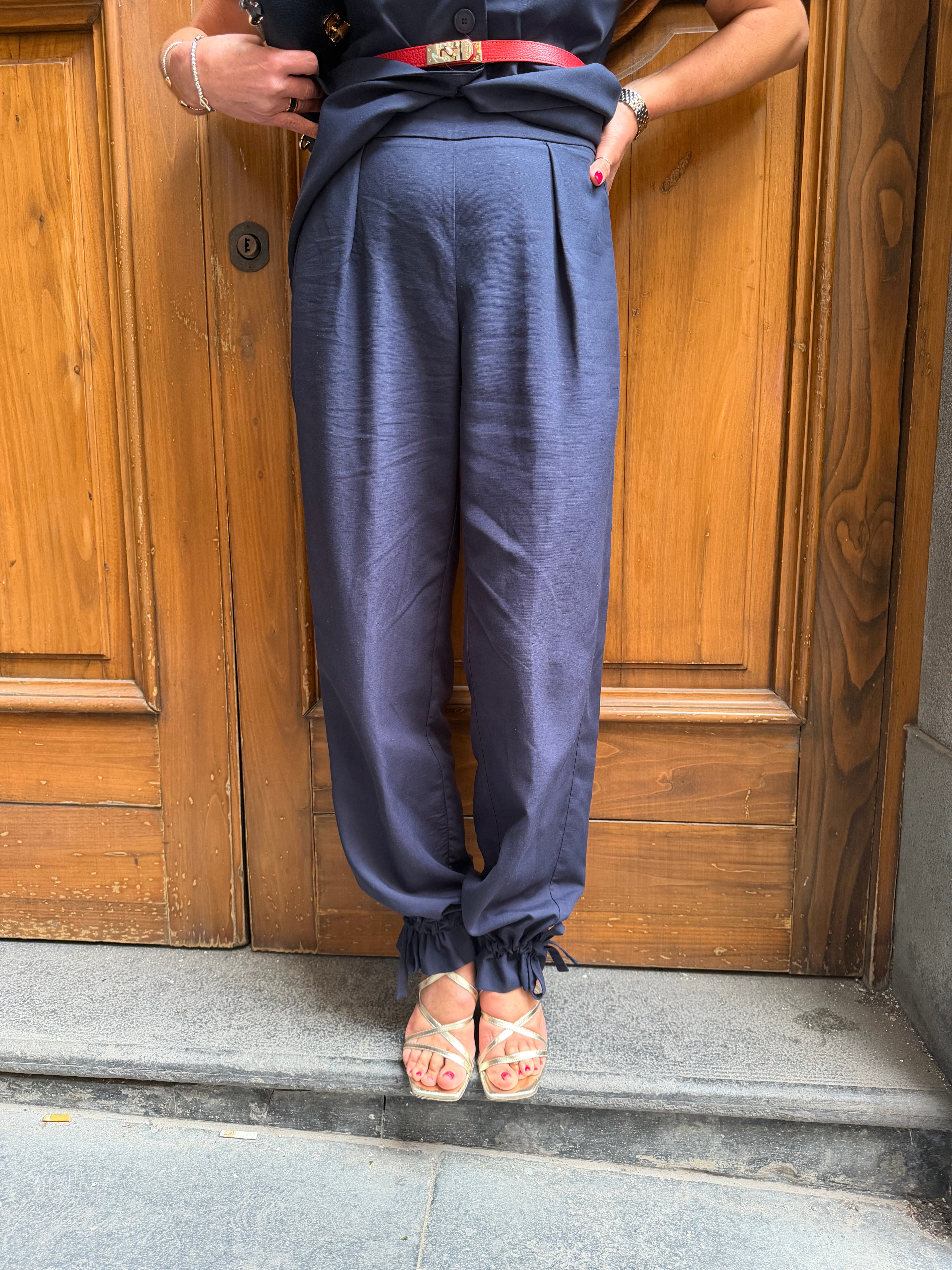 Tailleur con giacca mezza manica e pantalone con elastico ed arriccio sul fondo Angela Davis