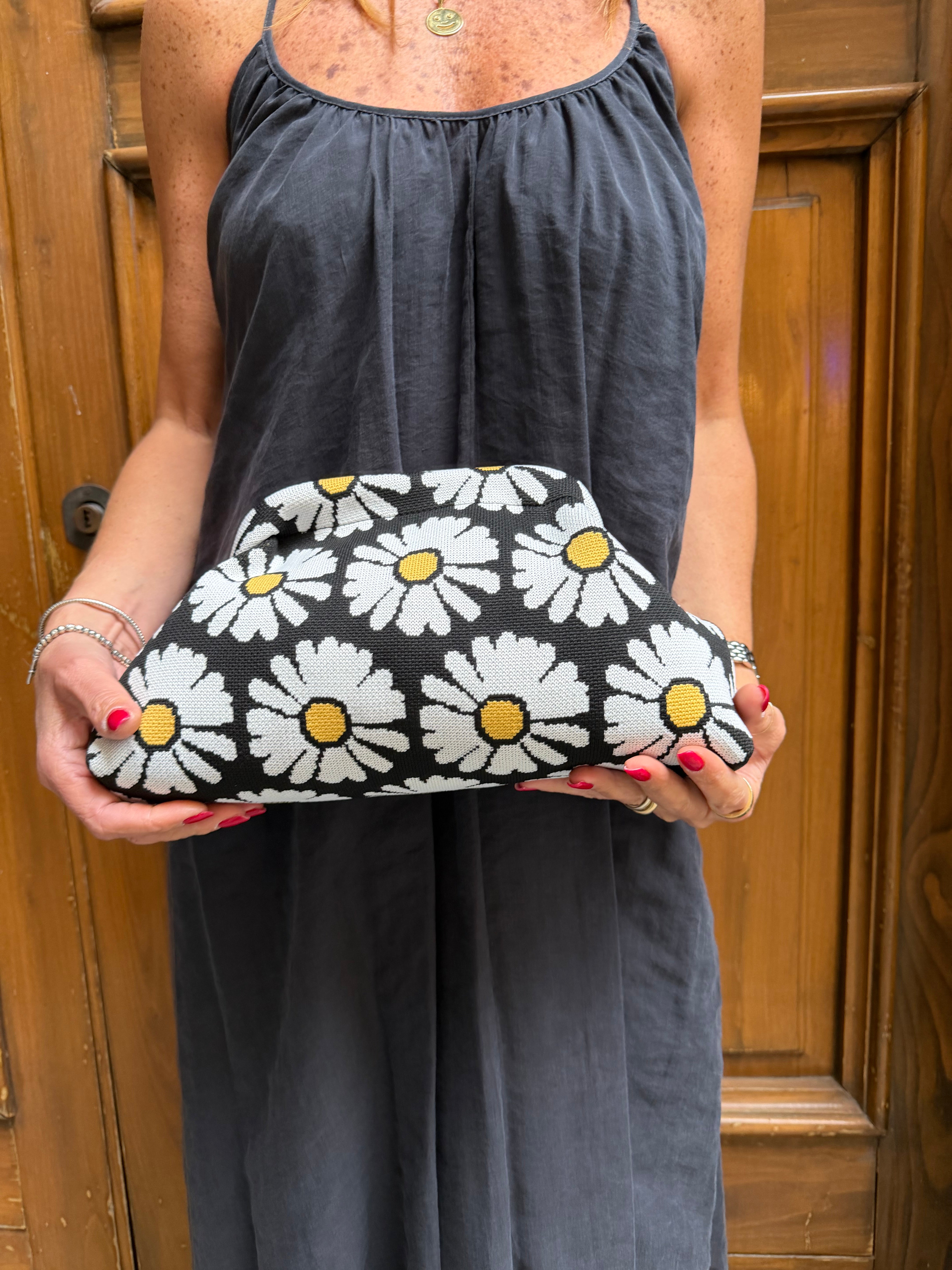 Clutch con margherite in tessuto Emisphere