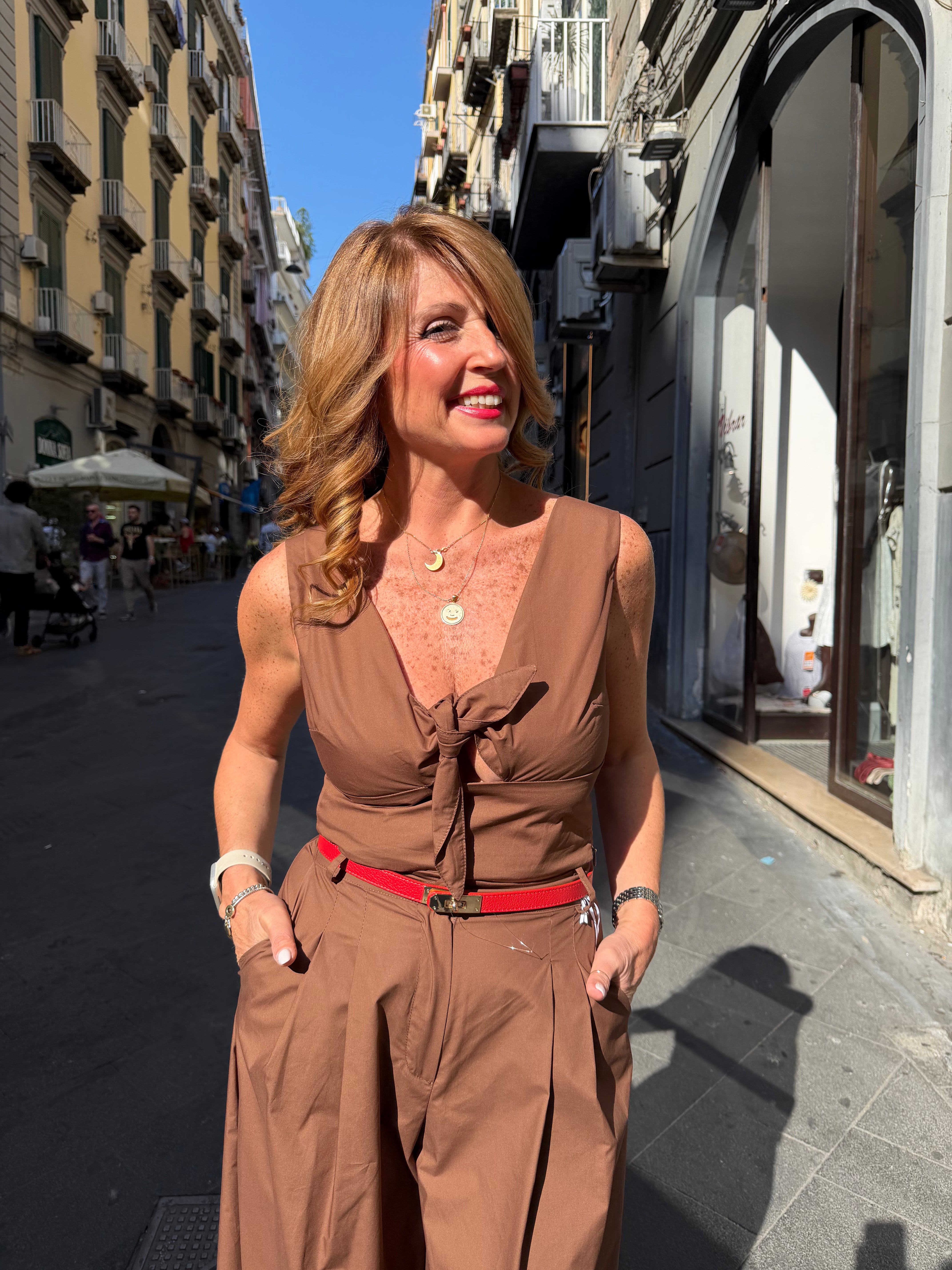 Top con nodo e scollo sul retro Imperial
